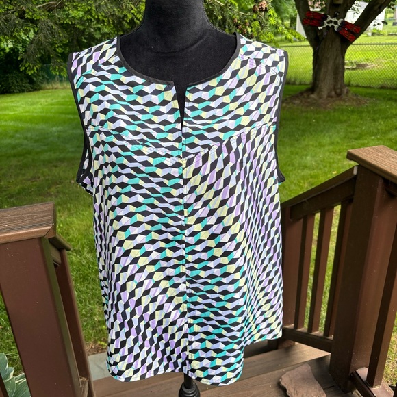 🟪 Flowy Sleeveless Cube Print Blouse  🟪 - Picture 1 of 10
